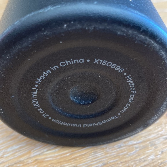 21oz BLACK HYDROFLASK WATER BOTLE - Picture 3 of 6